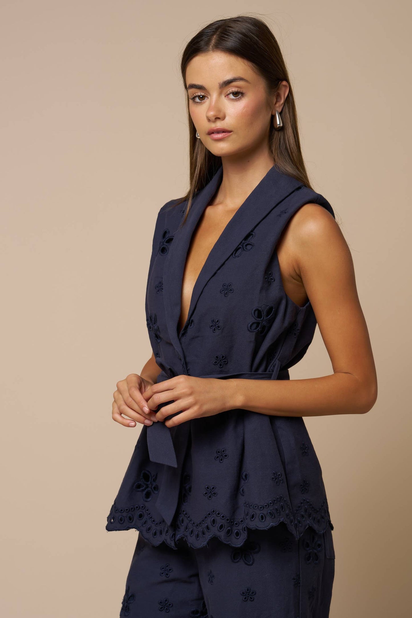 Sleeveless Scalloped Hem Top