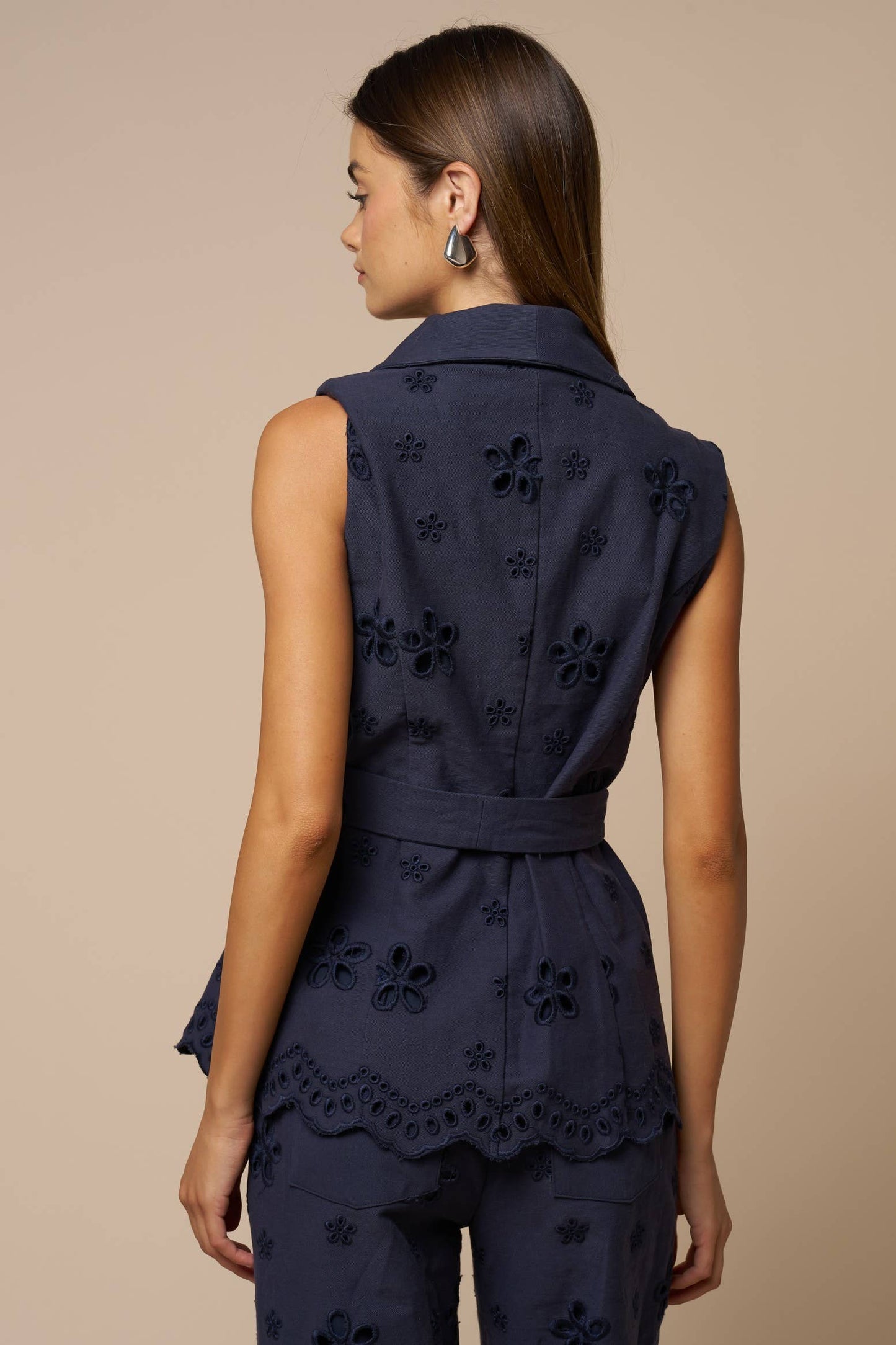 Sleeveless Scalloped Hem Top